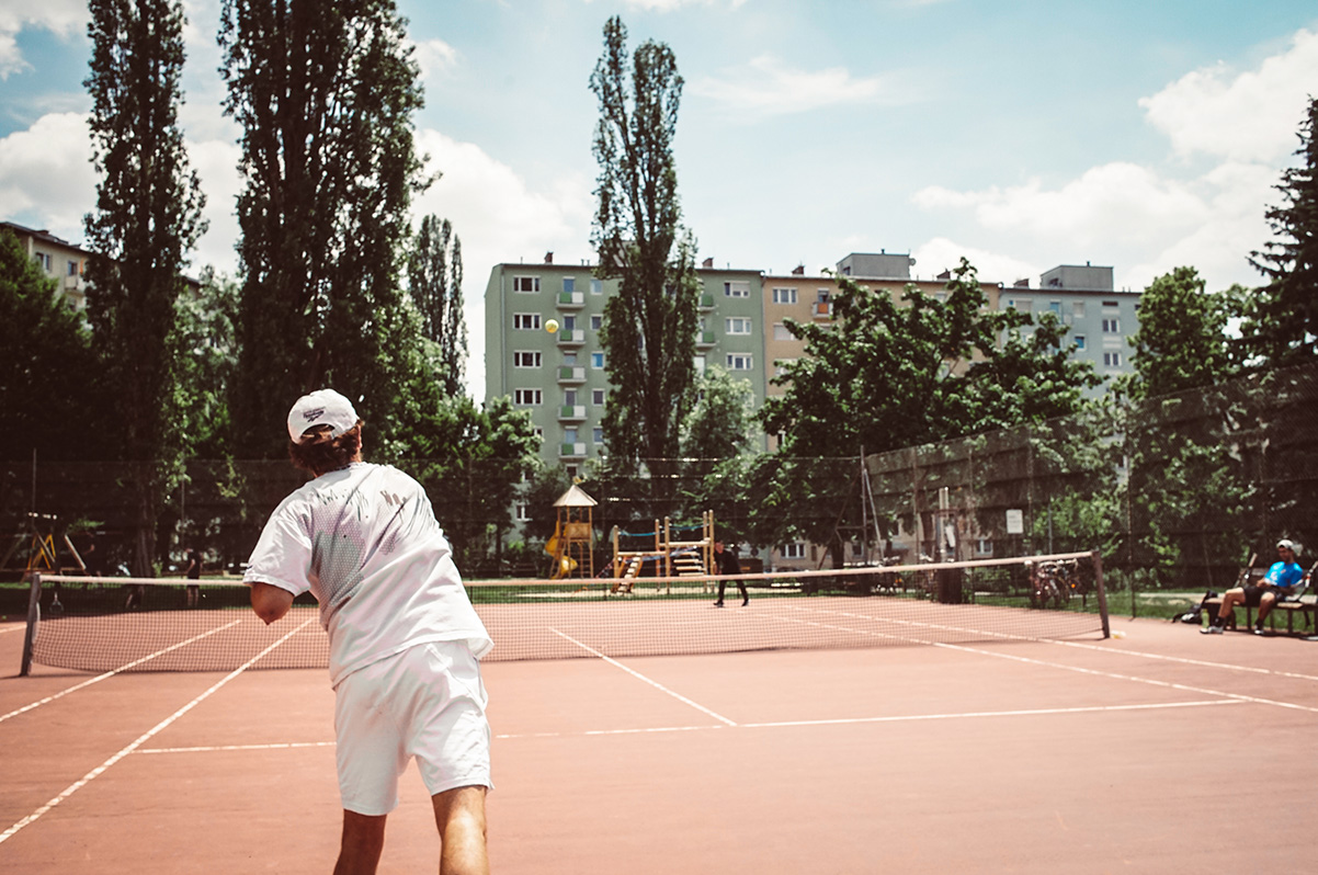Tennis in Graz auf einem Bezirkssportplatz